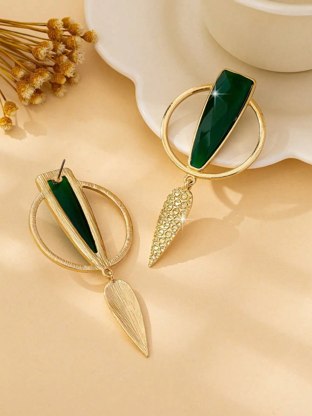 Brinco Maxi Dourado com Pedra Verde Geométrica