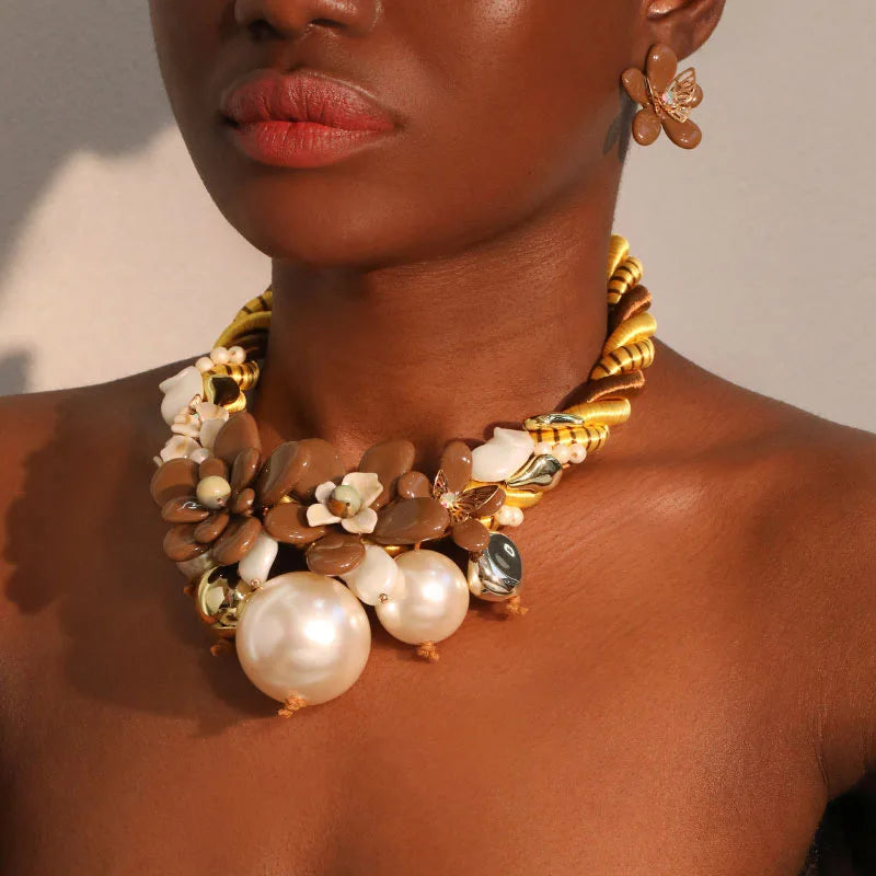 Colar Boho com Design de Flores e Pérolas