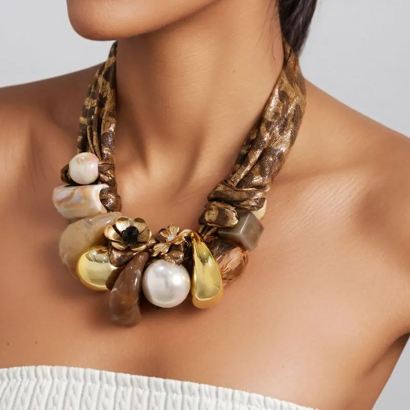 Colar com Lenço de Seda Estilo Retrô