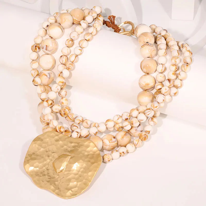 Colar Statement Pérolas Creme & Placa Dourada | By Mireva