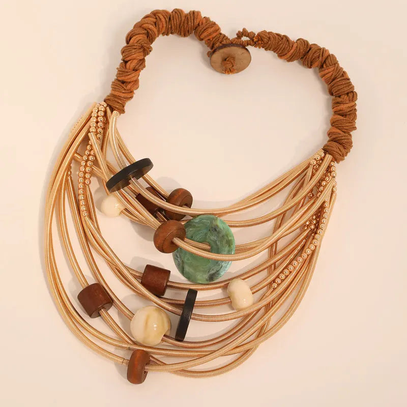 Colar com Correntes e Contas Exageradas