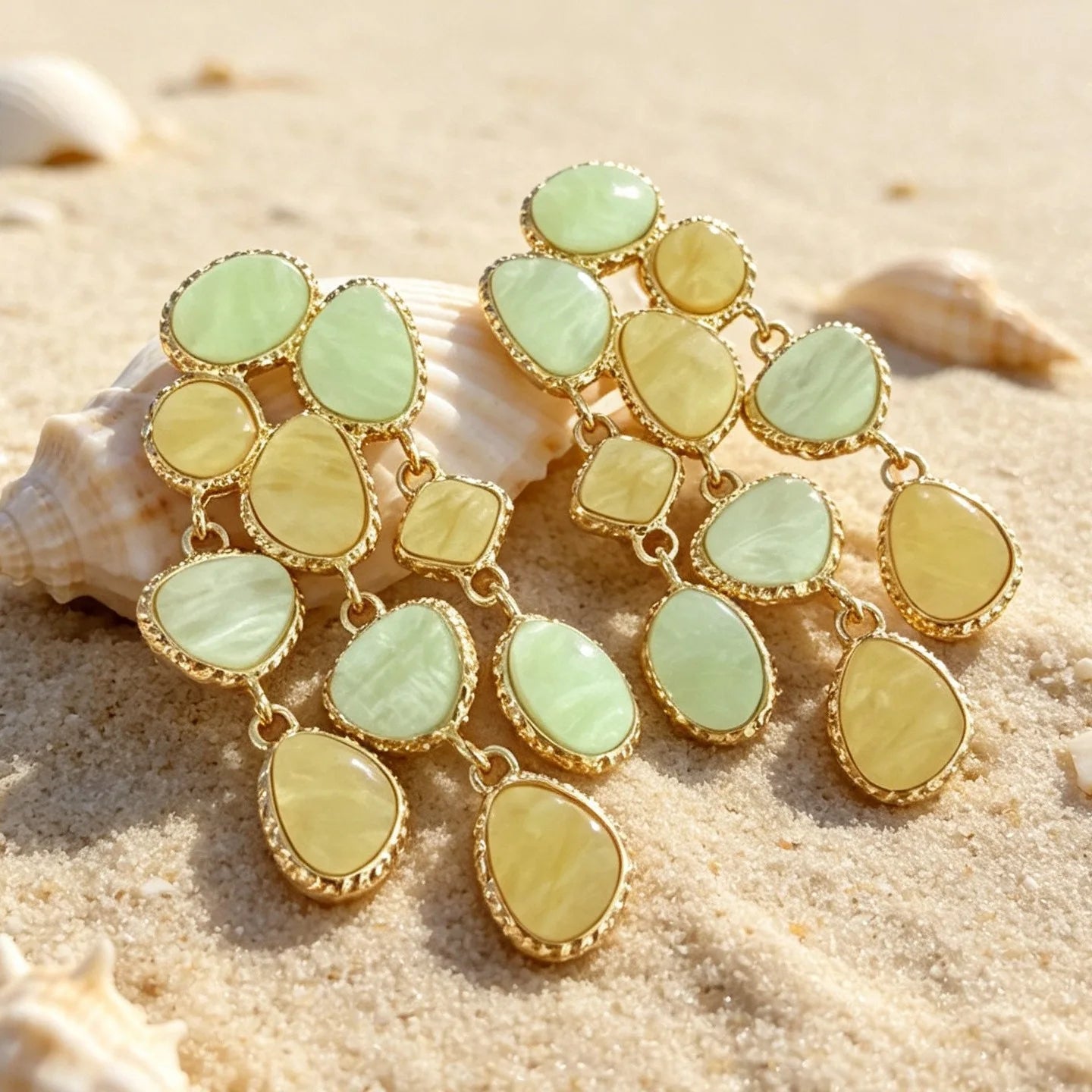 Brinco Dourado com Pedras Verdes e Amarelas