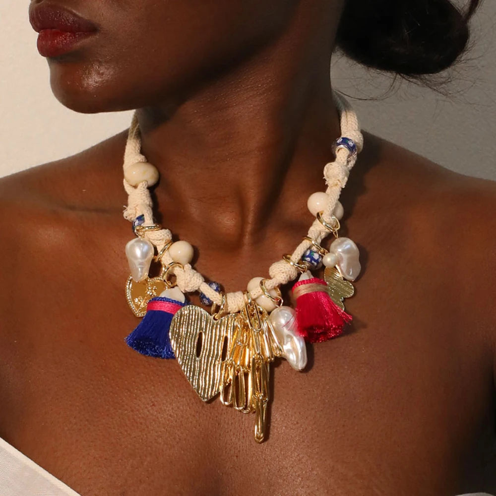 Colar Boho com Contas e Pingentes de Coração