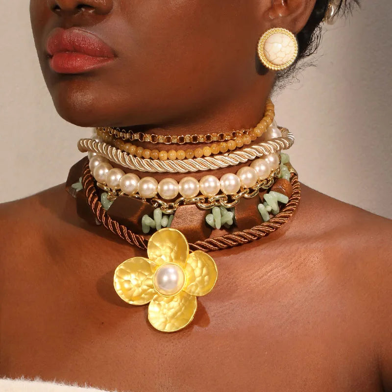 Choker Vintage com Pérolas, Madeira e Flor Dourada + Brincos