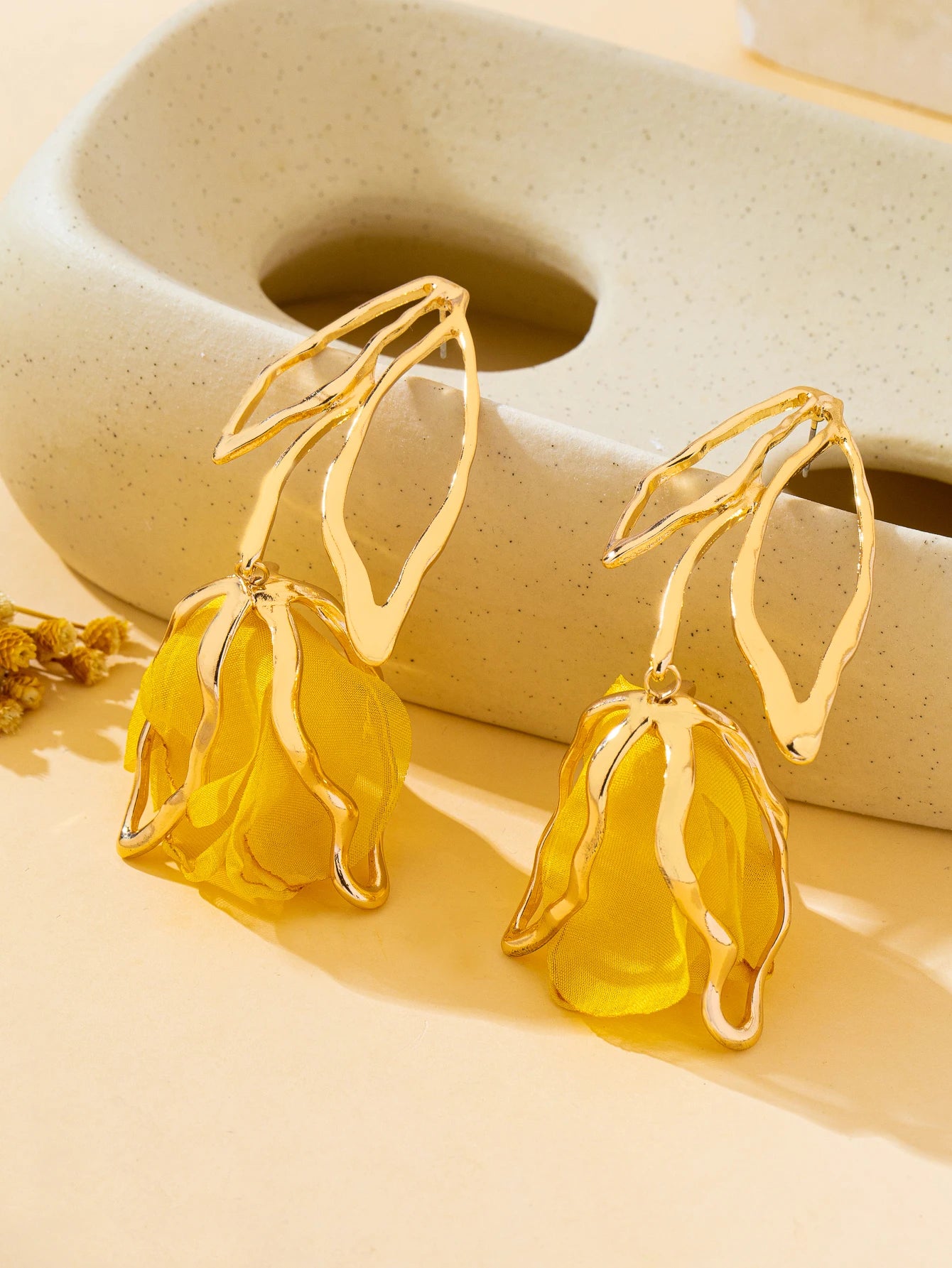 Brinco Flor Dourado com Pétalas em Tecido Amarelo