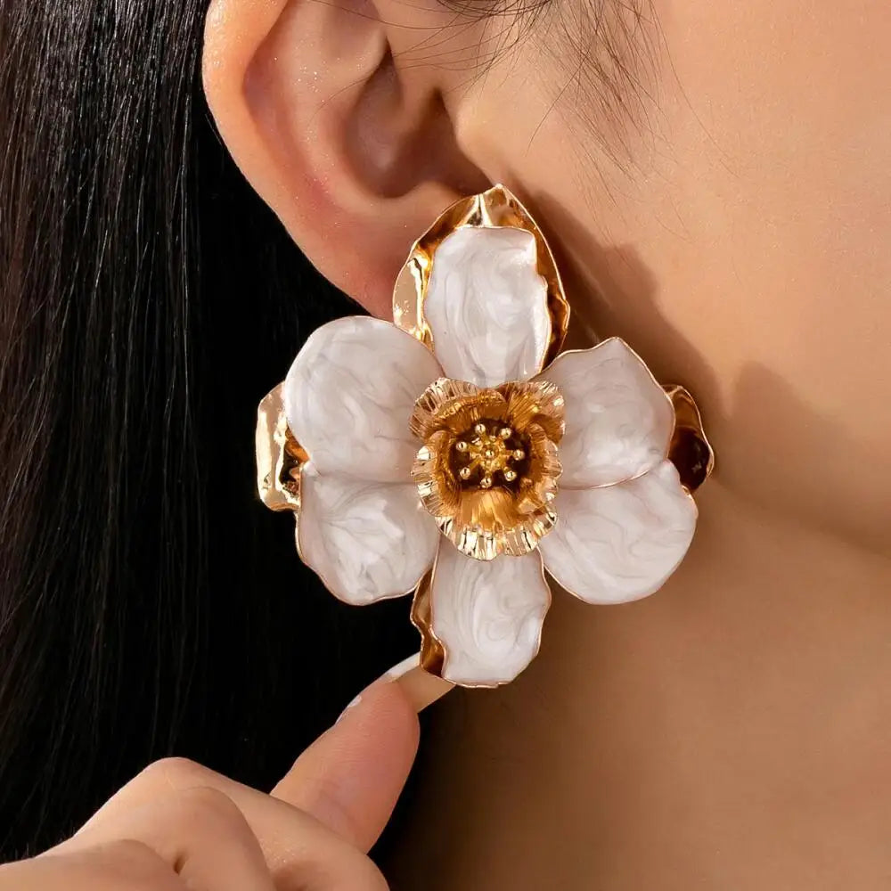Brinco Maxi Flor Branco com Detalhes Dourados