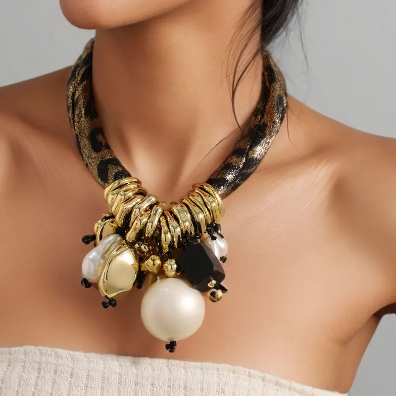 Colar com Contas Grandes e Marcantes