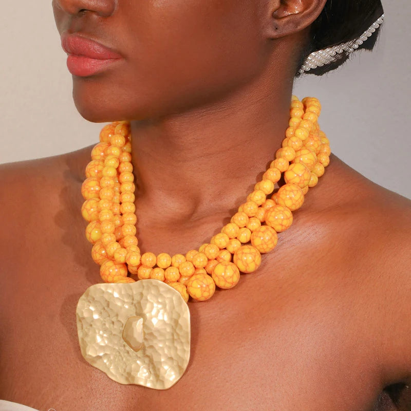 Colar Statement Vintage Contas Laranja Pingente Furado Dourado | By Mireva