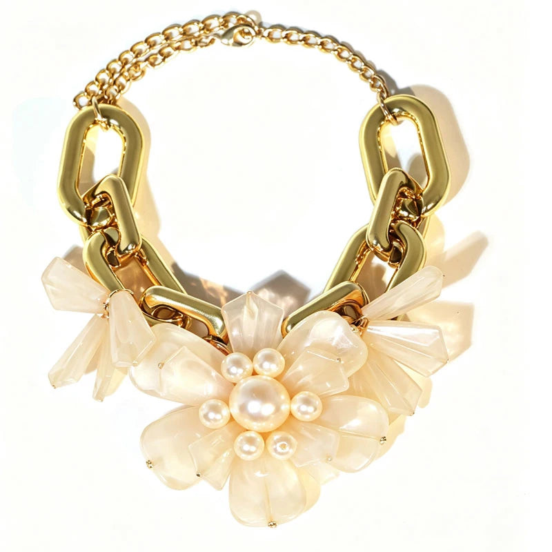 Colar Maxi Dourado com Flores em Acrílico Coral e Pérolas