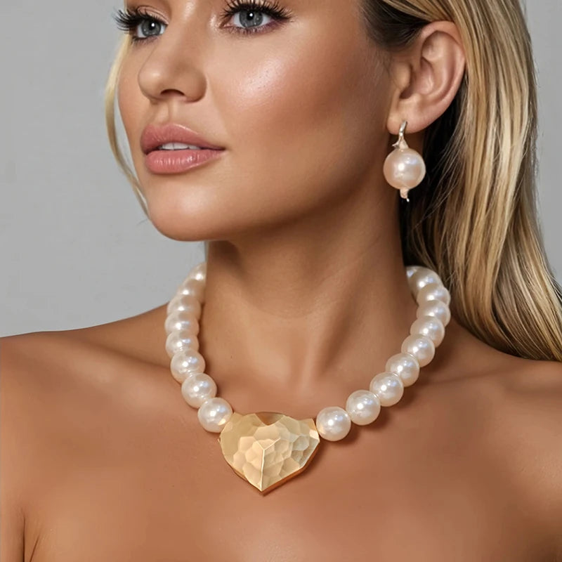 Colar Pérolas com Coração Dourado