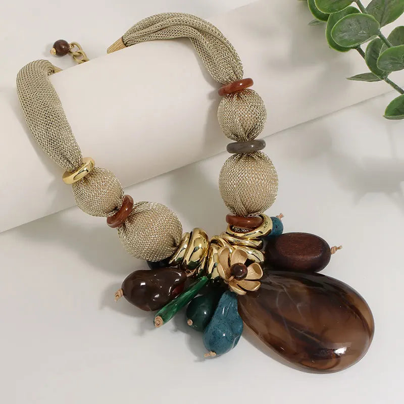 Colar Étnico com Pedras Coloridas e Pingente Orgânico