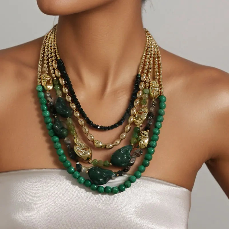 Colar Boho Multicamadas Pedras Verdes | By Mireva