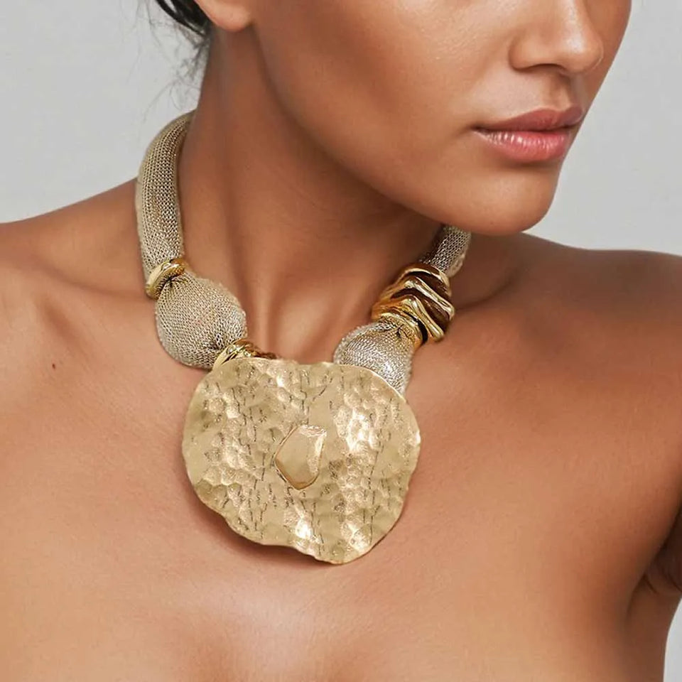 Colar Aurora Dourada – Design Retrô com Pingente Geométrico | By Mireva