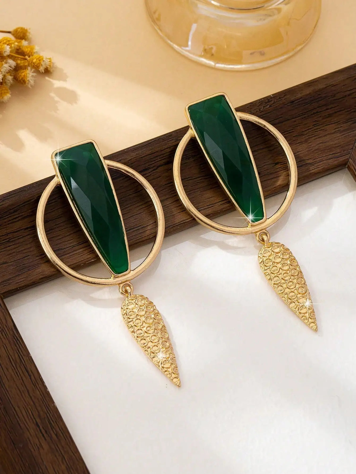 Brinco Maxi Dourado com Pedra Verde Geométrica