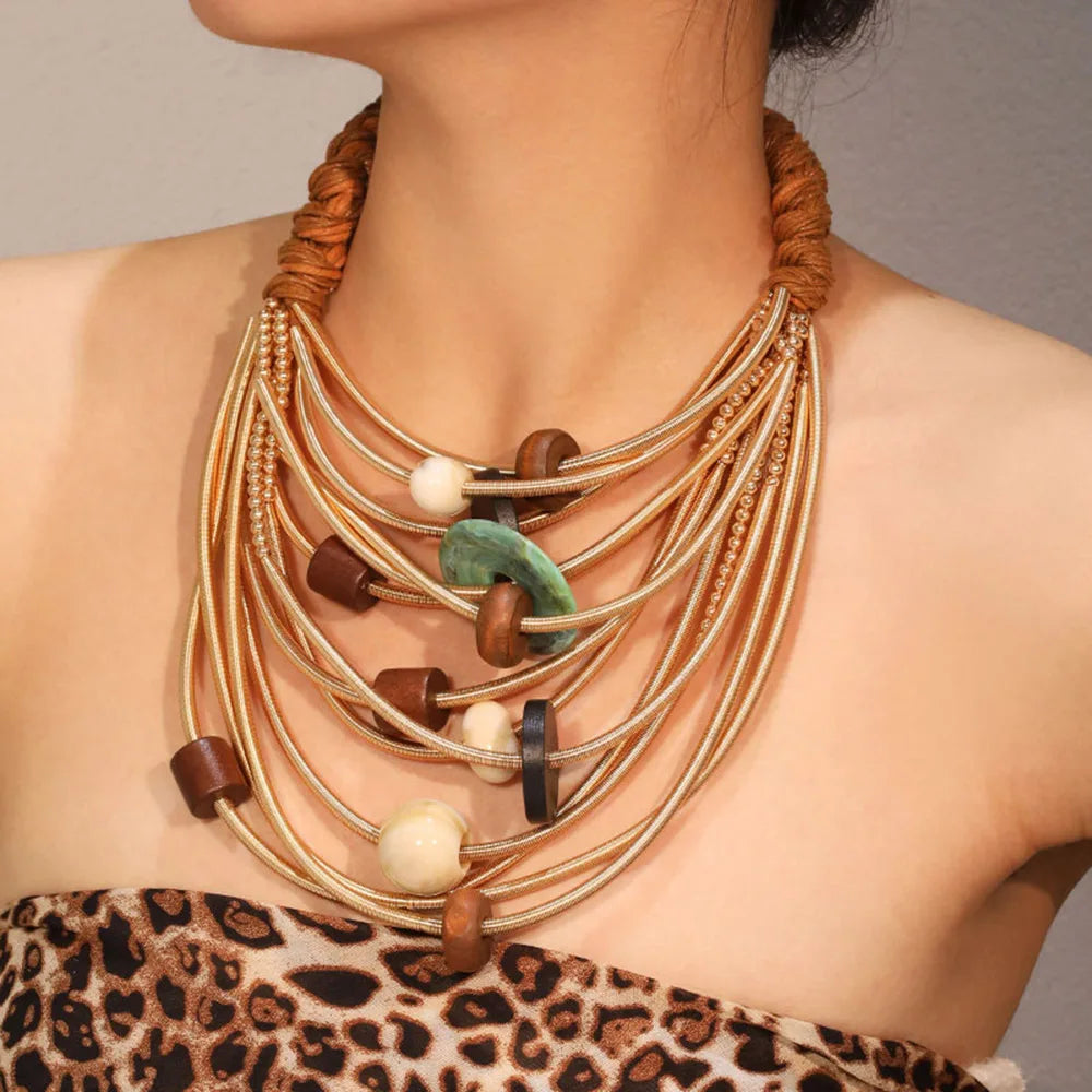 Colar com Correntes e Contas Exageradas