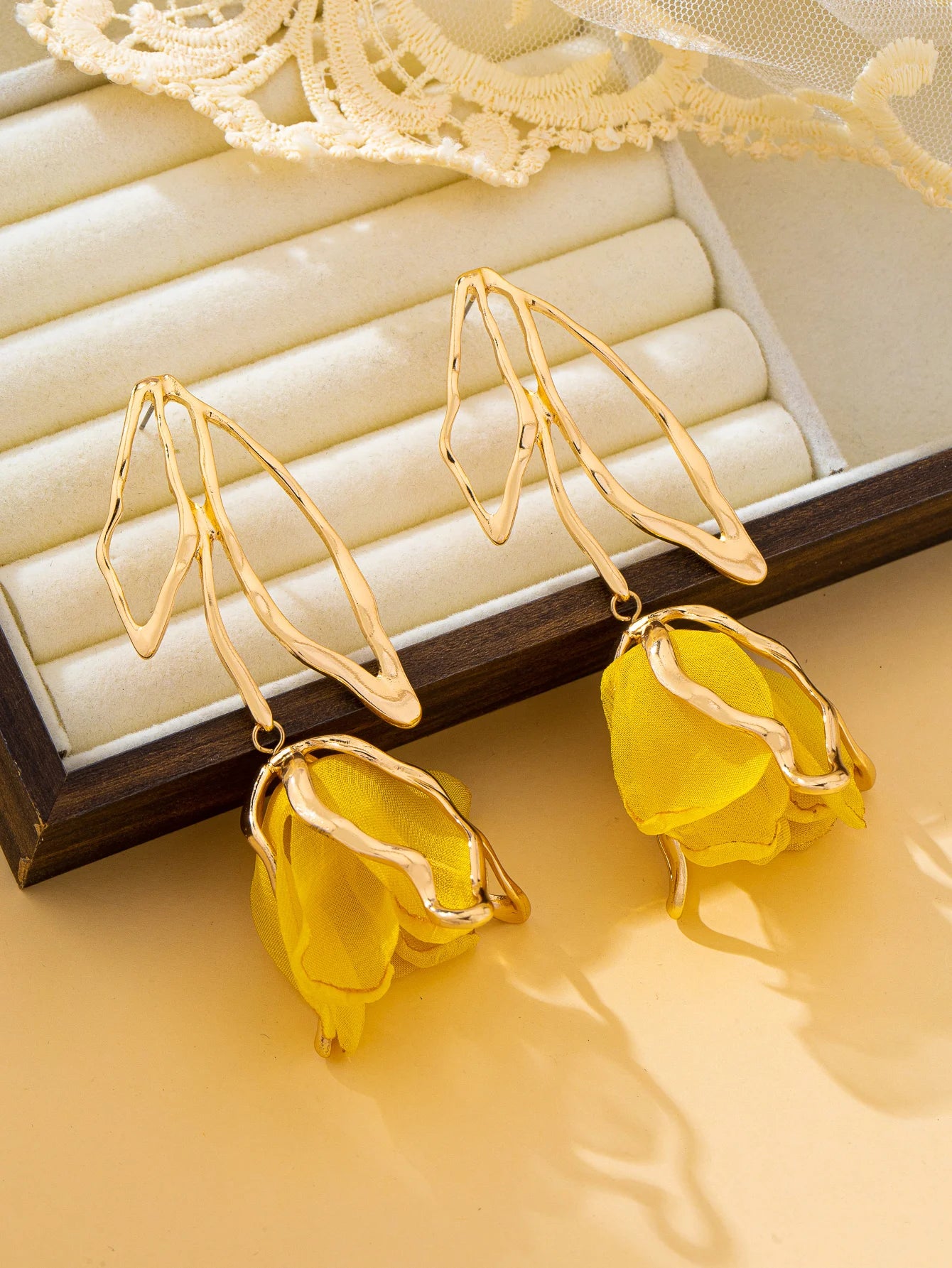 Brinco Flor Dourado com Pétalas em Tecido Amarelo