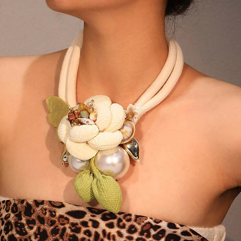 Colar Boho Fashion com Flor e Borboleta