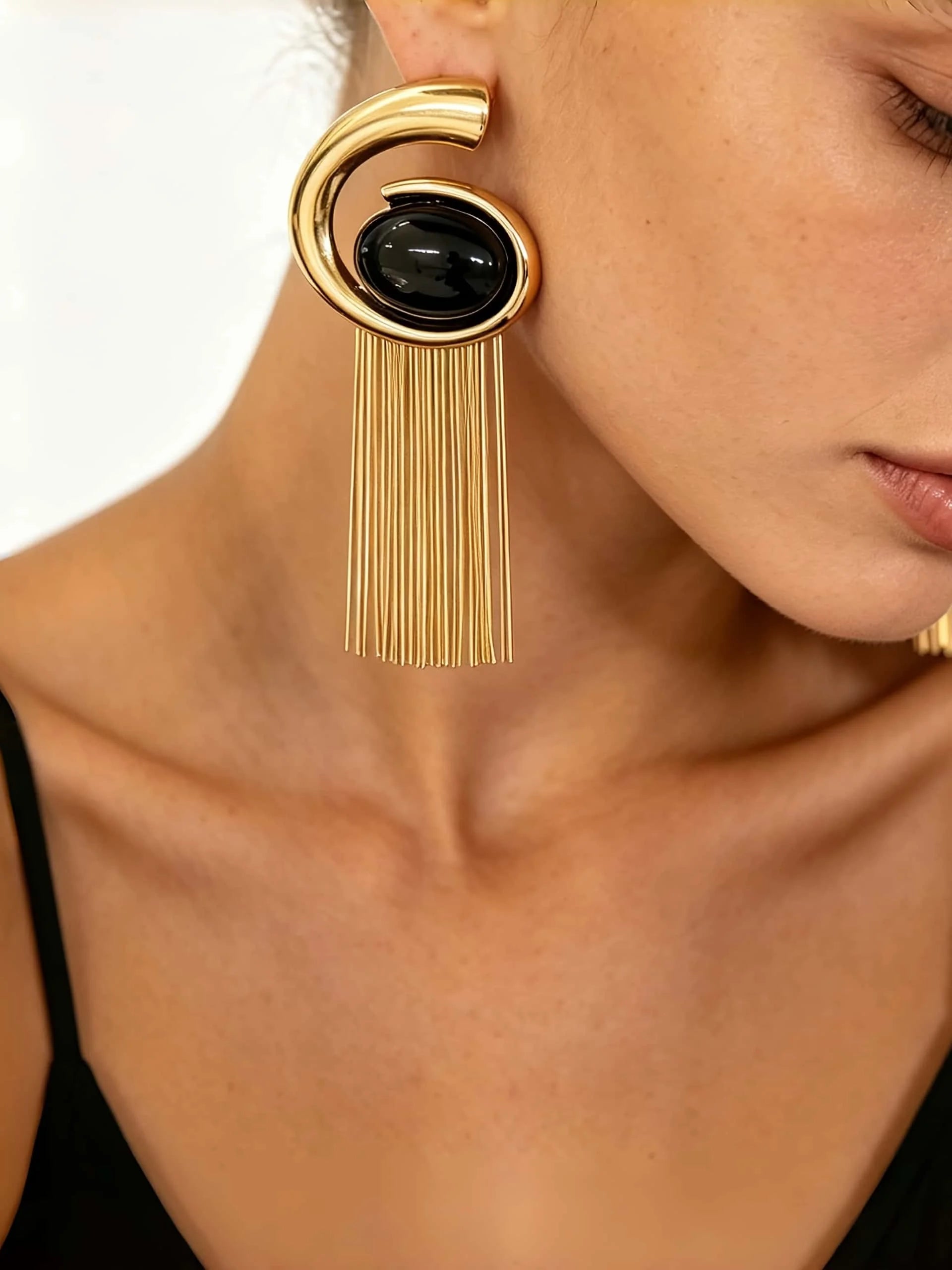 Brinco Espiral Dourado com Pedra Preta e Franjas Metálicas