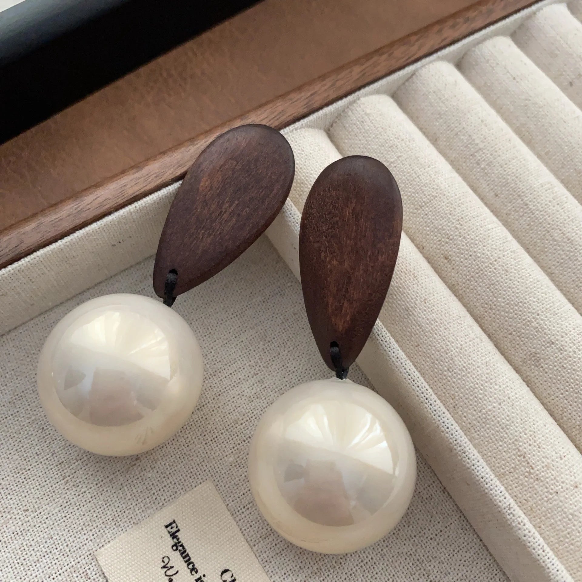 Brinco Vintage com Pérola de Água Doce e Madeira