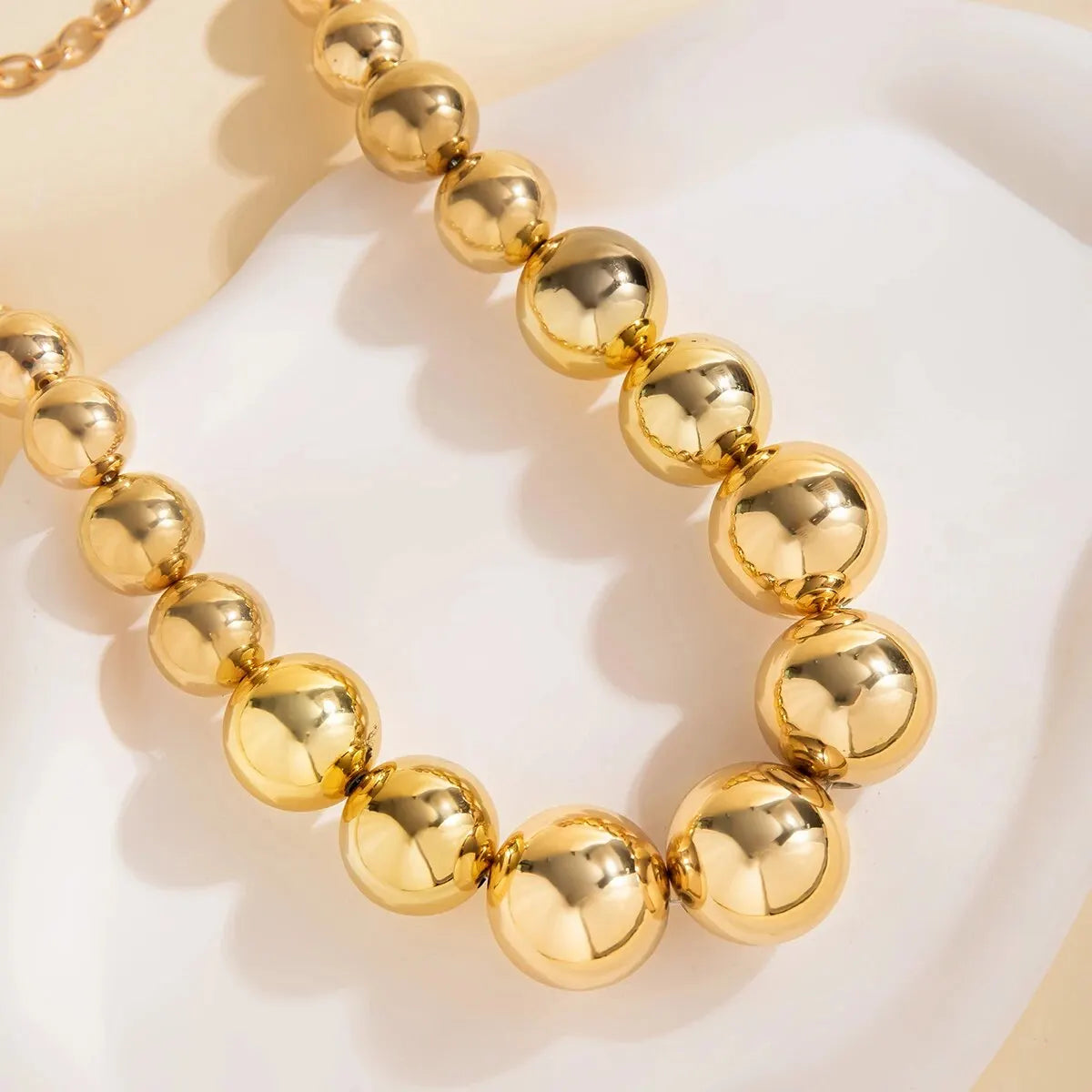 Colar Sphere Dourado – Maxi Bolas Acrílicas com Design Statement | By Mireva