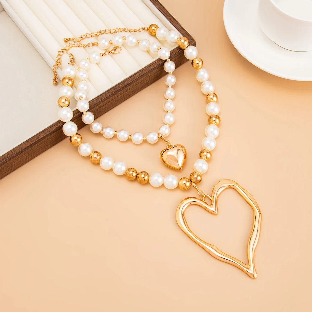 Colar Duplo de Pérolas com Pingente de Coração Dourado