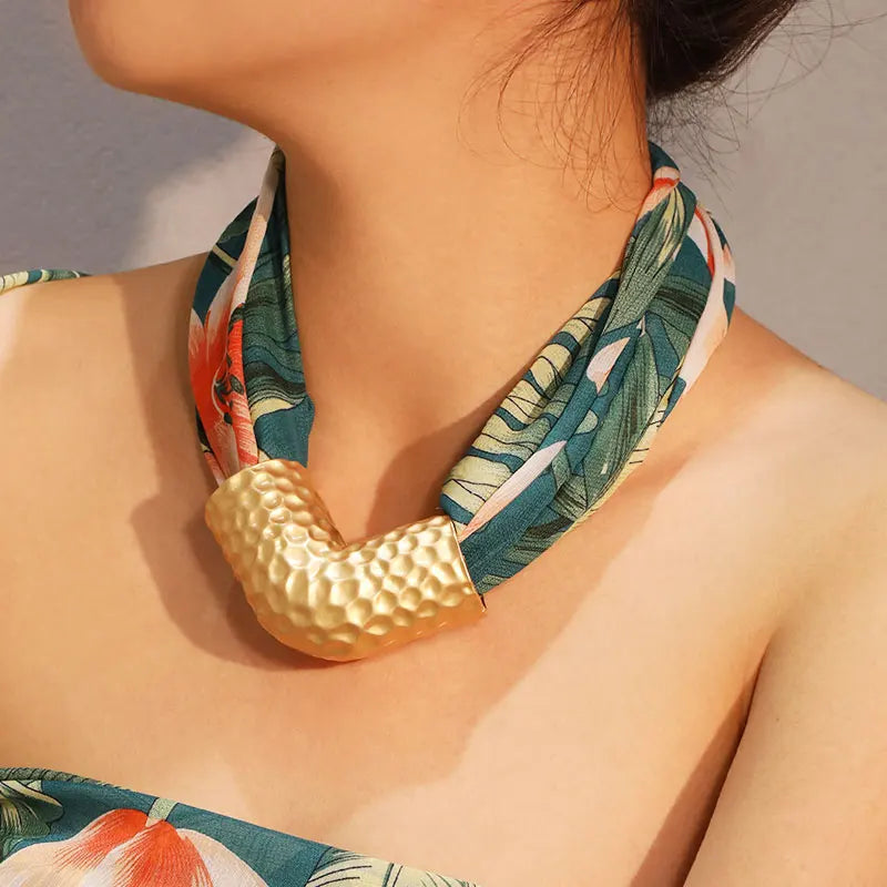 Colar Floral Geométrico com Design Moderno