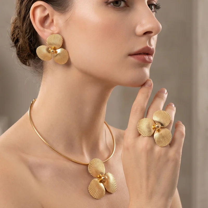 Conjunto de Joias Dourado Floral de Três Pétalas
