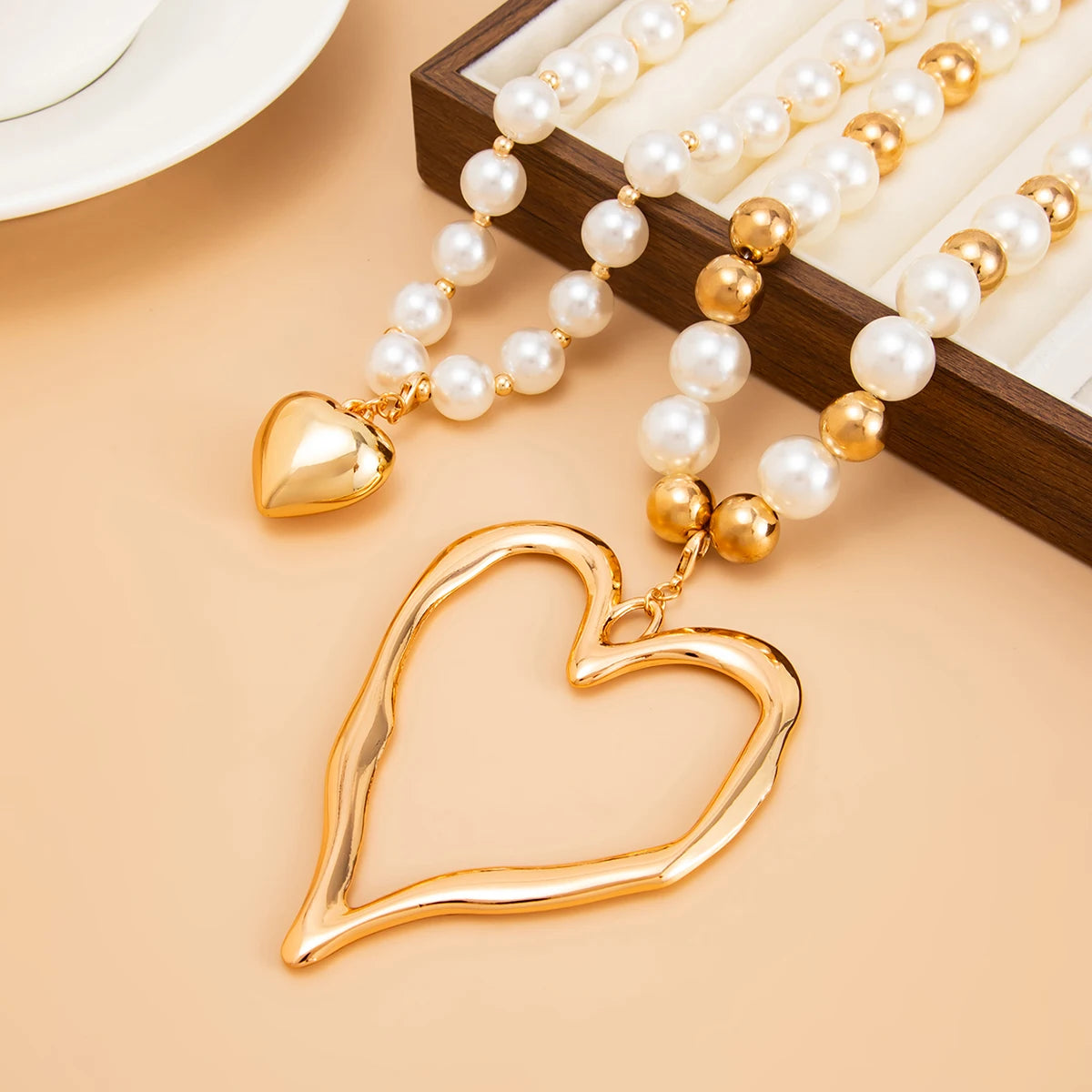 Colar Duplo de Pérolas com Pingente de Coração Dourado