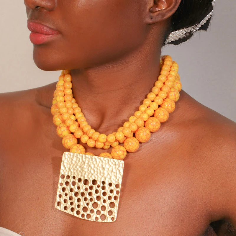 Colar Statement Vintage Contas Laranja Pingente Furado Dourado | By Mireva