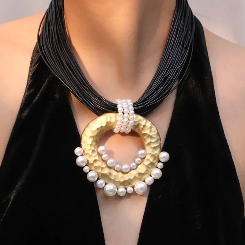 Colar Statement Preto & Dourado com Pérolas | By Mireva
