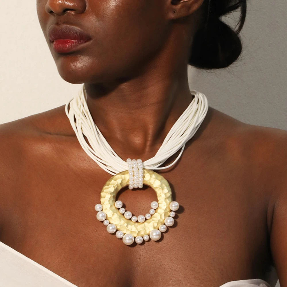 Colar Statement Preto & Dourado com Pérolas | By Mireva