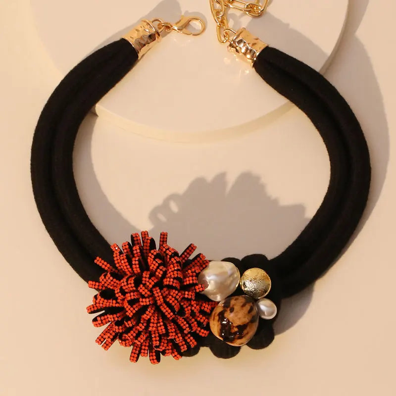 Colar com Flor Vermelha