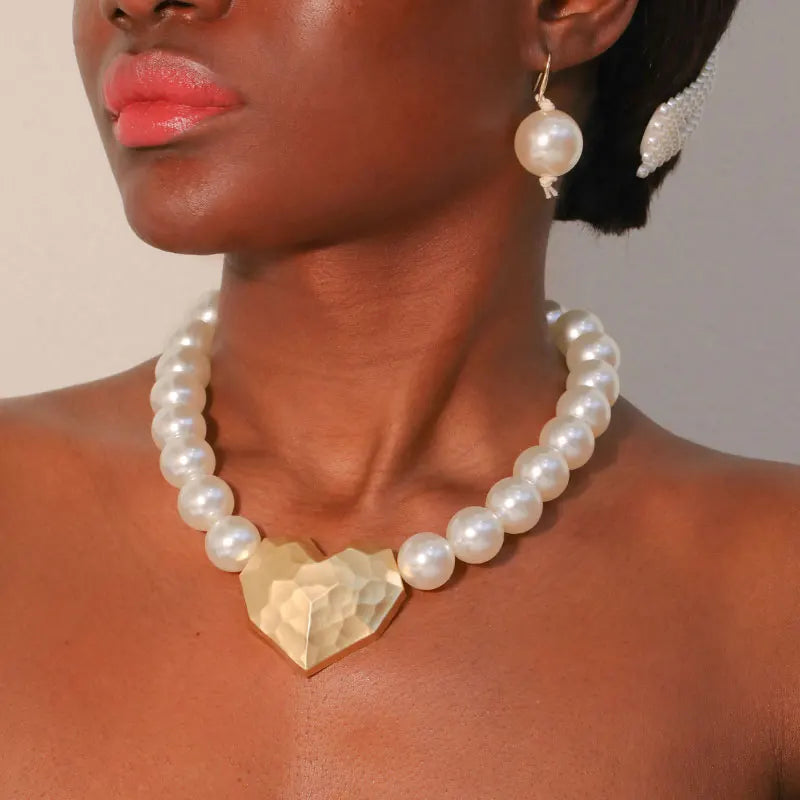 Colar Pérolas com Coração Dourado