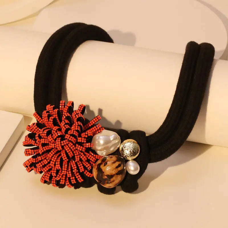 Colar com Flor Vermelha