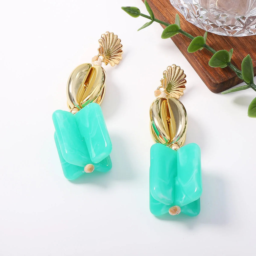Brinco Dourado com Concha e Resina Turquesa