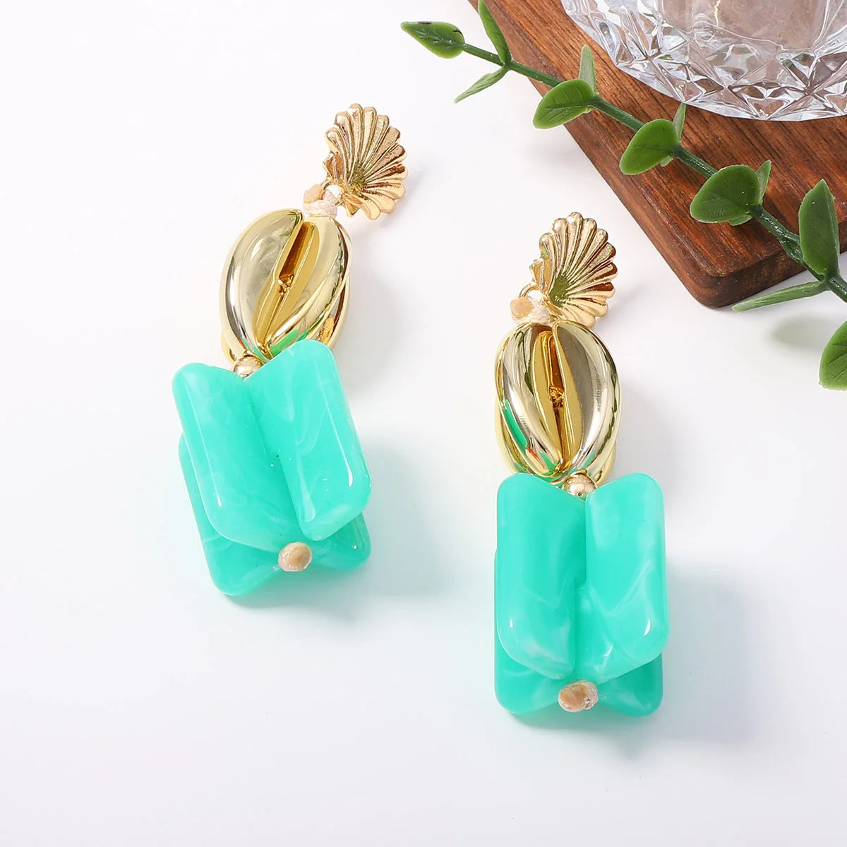 Brinco Dourado com Concha e Resina Turquesa