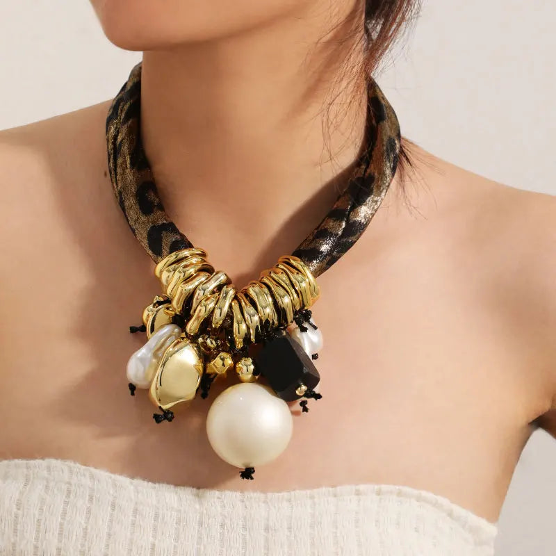 Colar com Contas Grandes e Marcantes