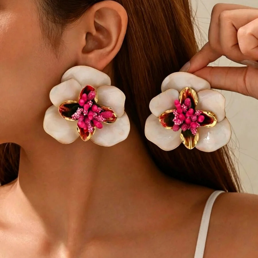 Brinco Maxi Flor Perolada com Detalhes Rosa