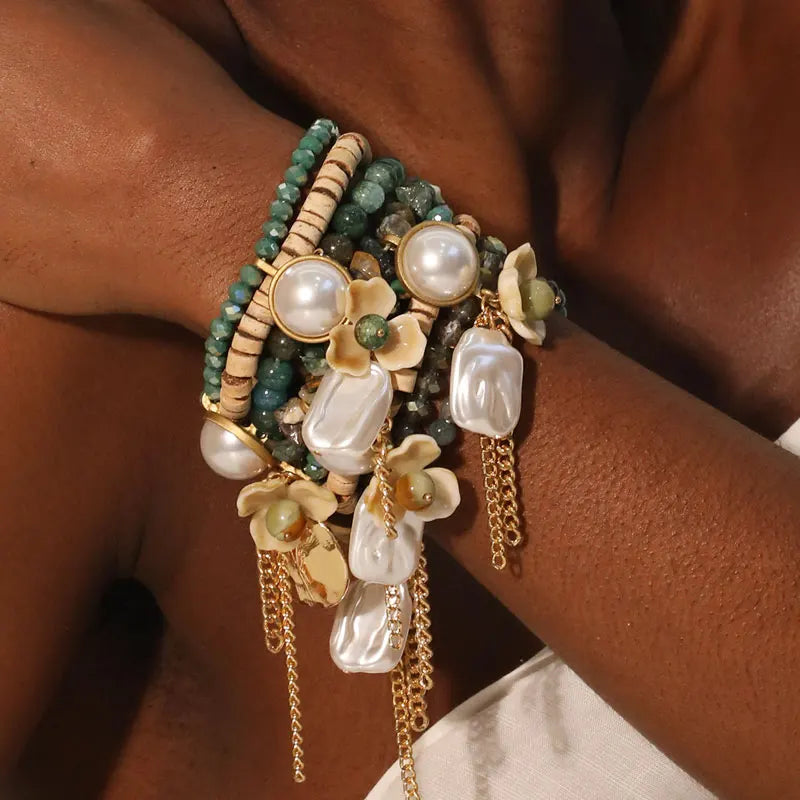 Conjunto de Pulseiras com Contas e Detalhes Florais Feitas à Mão
