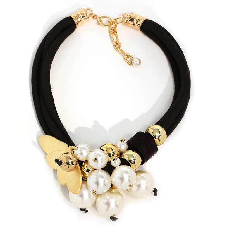 Colar Belle Doré – Pérolas e Detalhes Dourados com Design Floral | By Mireva