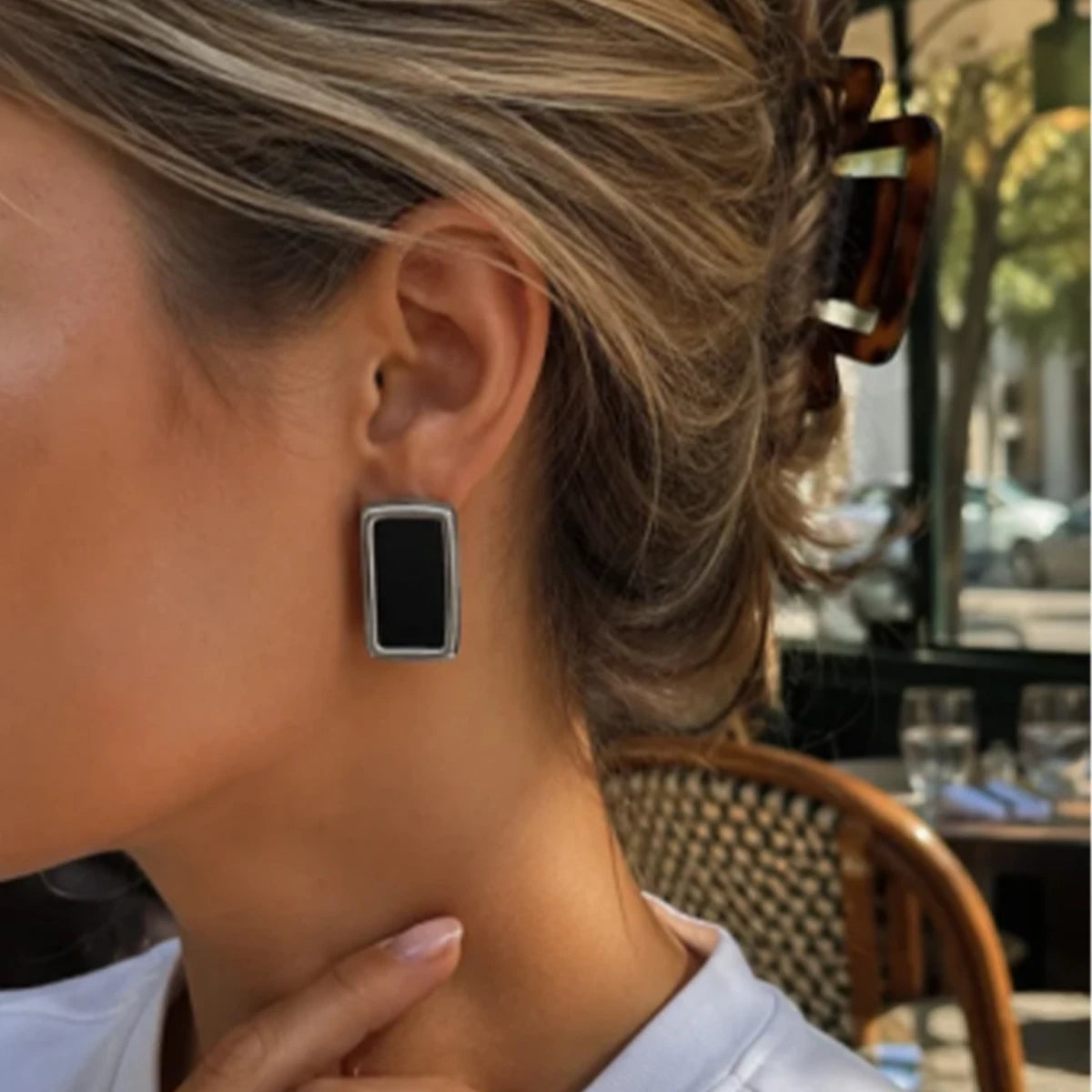Brinco Dourado Retangular com Detalhe Preto