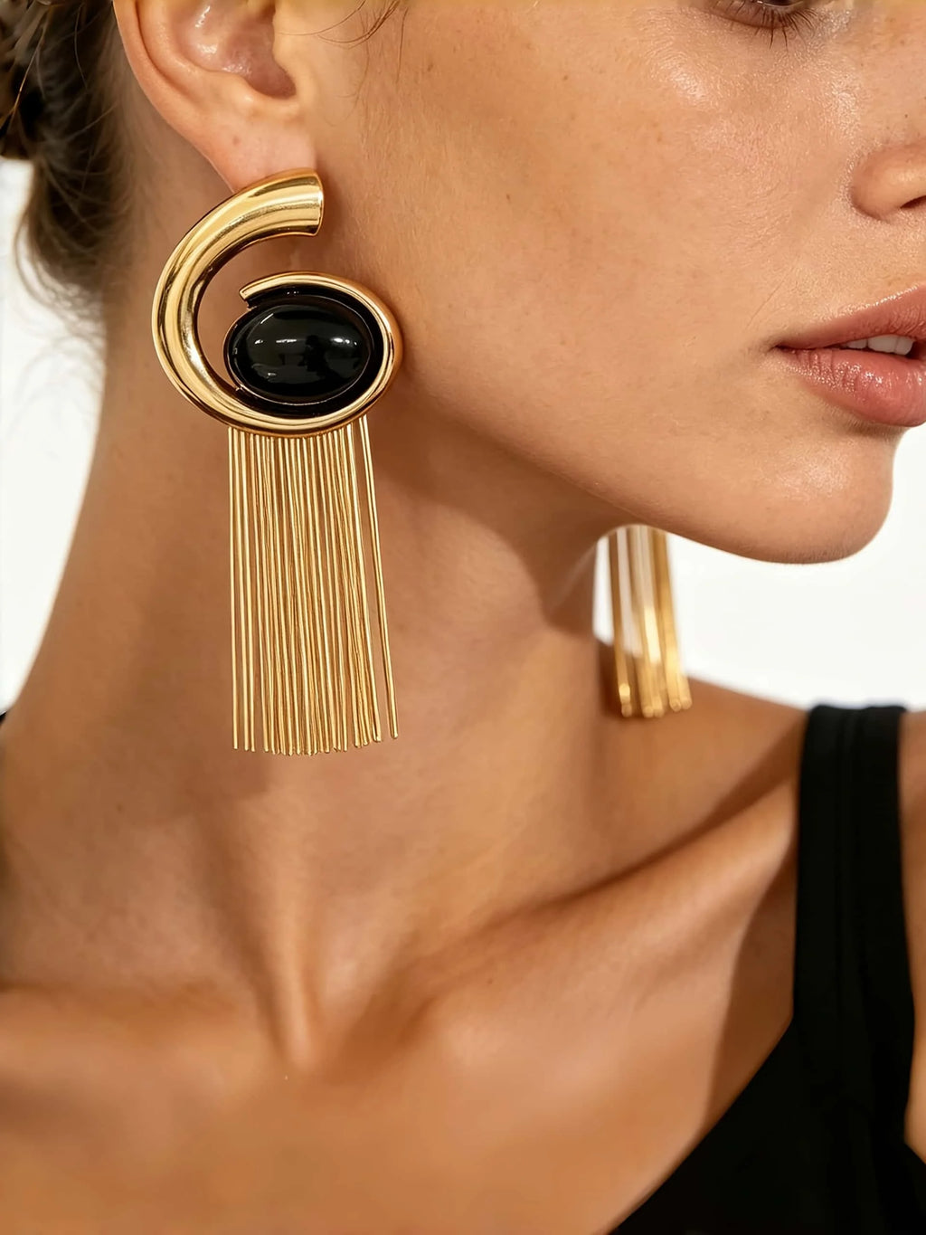 Brinco Espiral Dourado com Pedra Preta e Franjas Metálicas