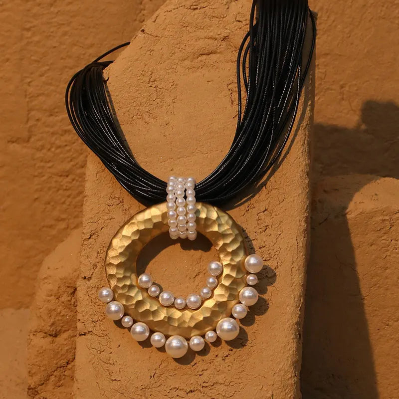 Colar Statement Preto & Dourado com Pérolas | By Mireva