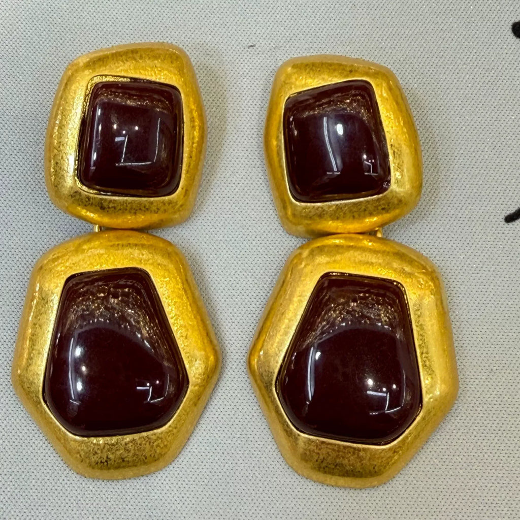 Brinco Geométrico Dourado com Resina Vinho