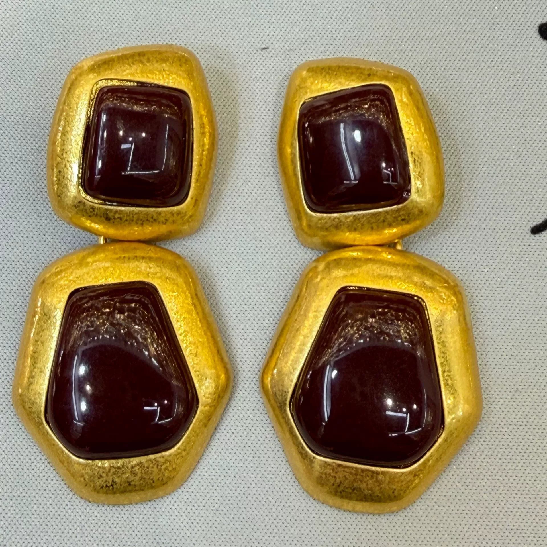 Brinco Geométrico Dourado com Resina Vinho