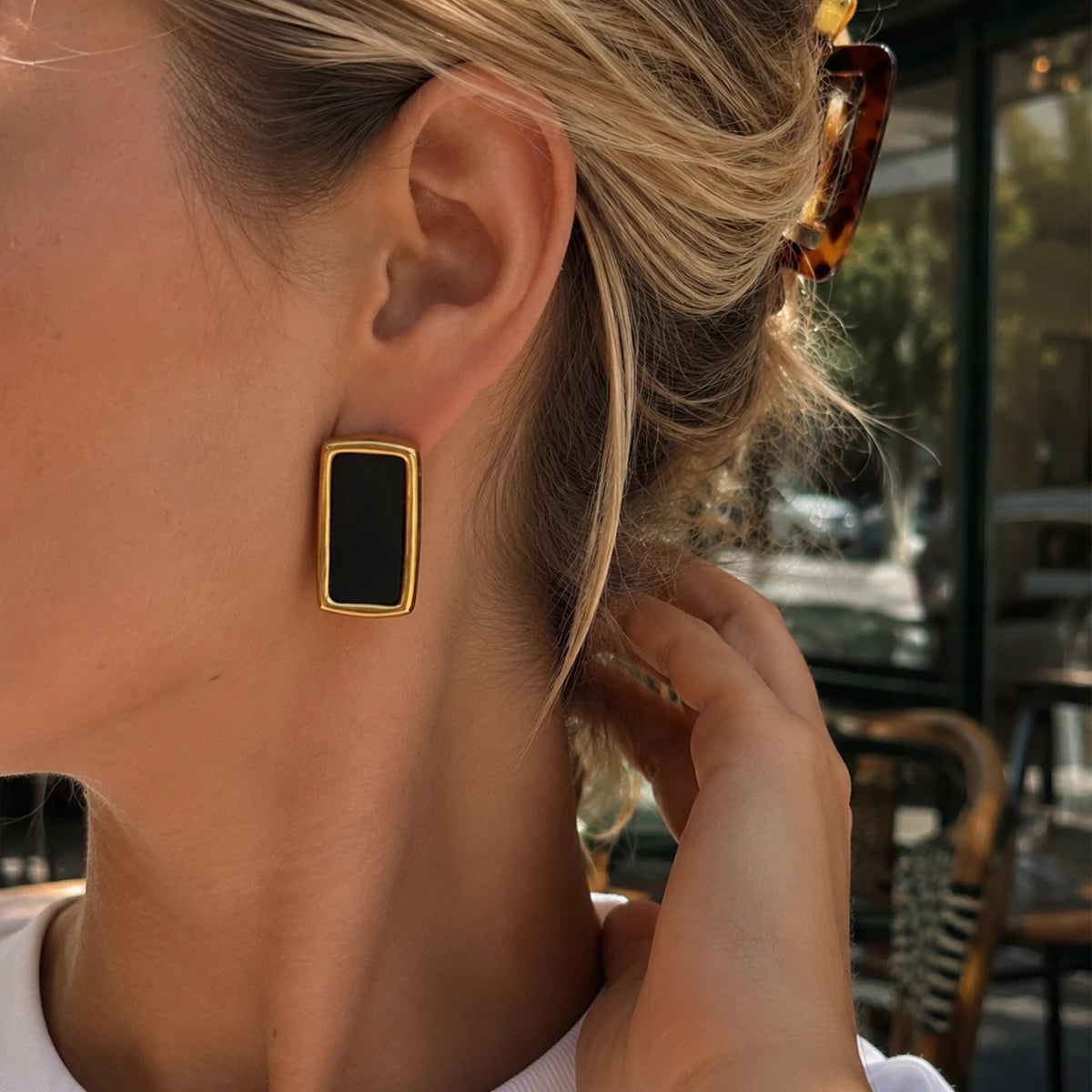 Brinco Dourado Retangular com Detalhe Preto