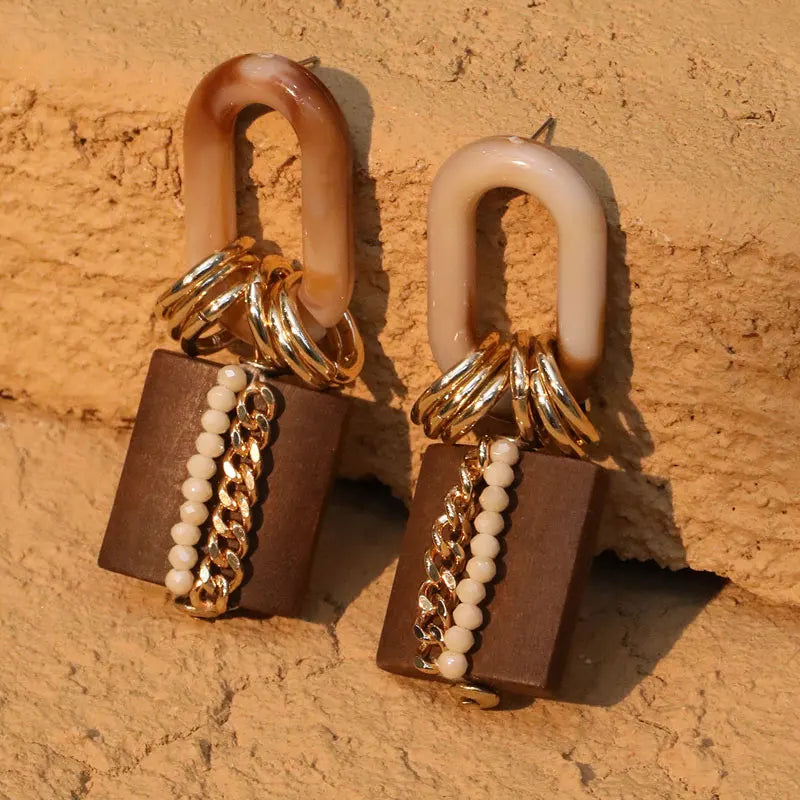 Brinco Geométrico Moderno — Corrente e Miçangas, Design Exclusivo, Leve e Artesanal