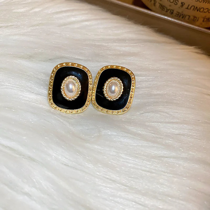 Brinco Dourado Preto com Pérola Central