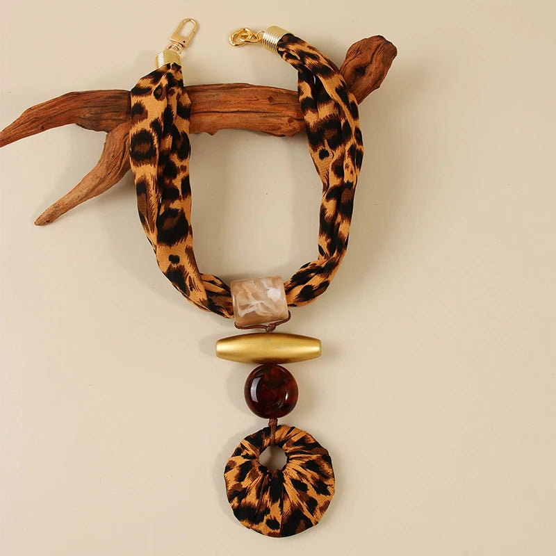 Colar Maxi Animal Print com Pingente Geométrico
