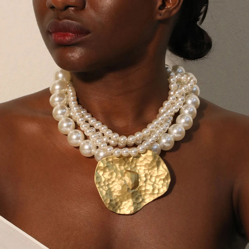 Colar Boho Pérolas & Pingente Geométrico Dourado | By Mireva